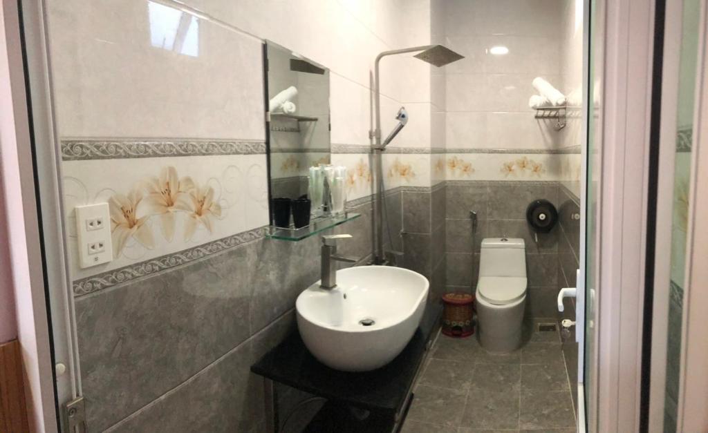 Koupelna v ubytování KHÁNH AN HOTEL