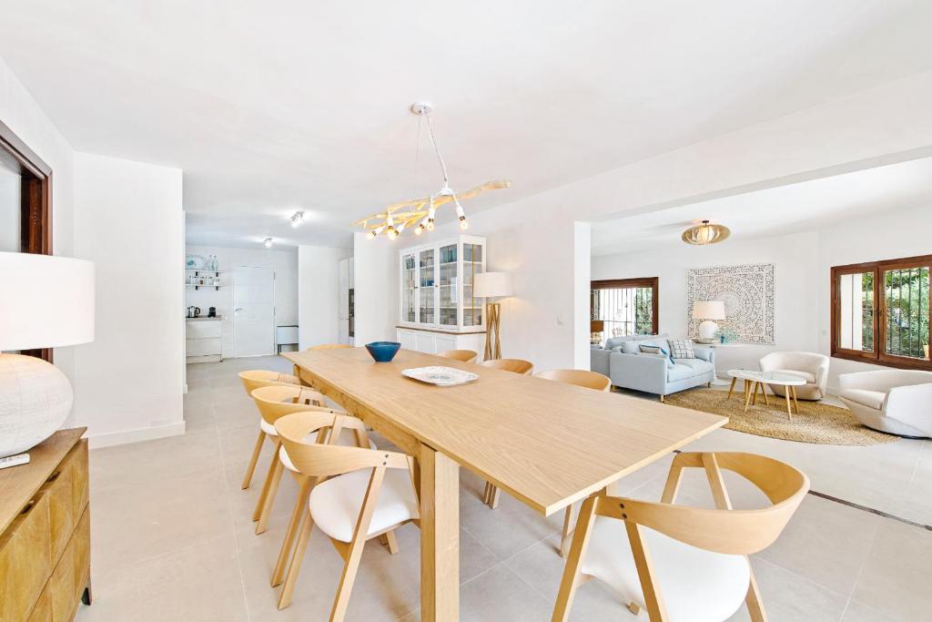 Zdjęcie z galerii obiektu Luxurious Villa just 200m from the Beach! w mieście Estepona