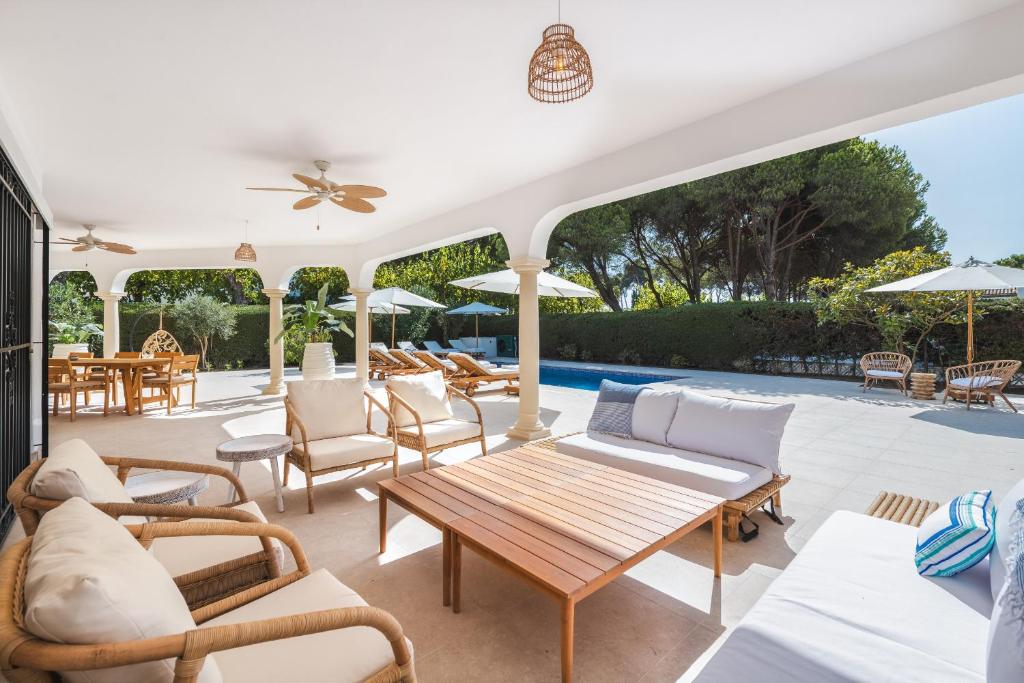 Zdjęcie z galerii obiektu Luxurious Villa just 200m from the Beach! w mieście Estepona