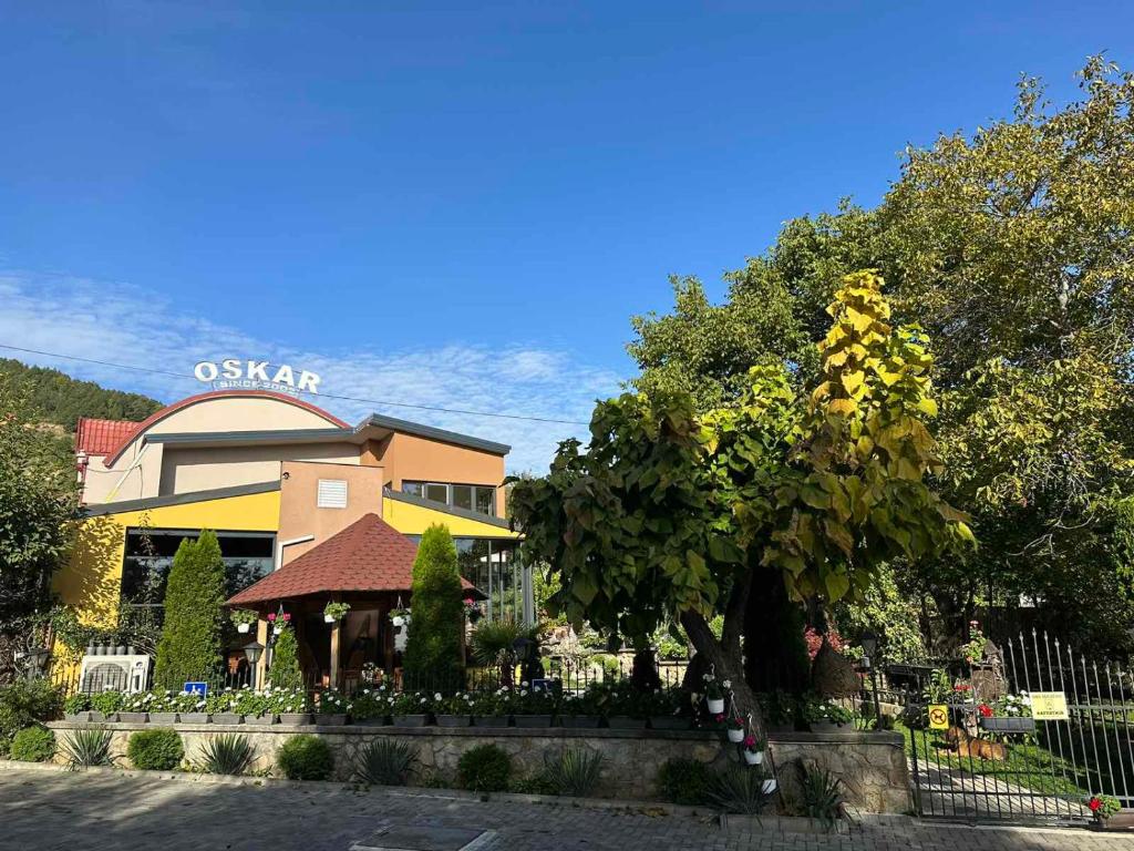 un edificio con un árbol delante de él en Villa Oskar, en Bitola