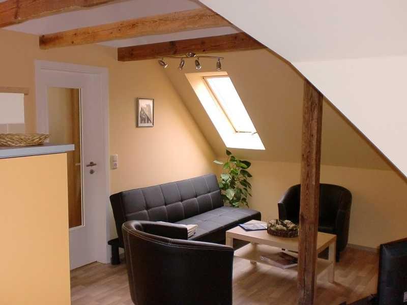 ein Wohnzimmer mit einem Sofa und einem Tisch in der Unterkunft Ferienwohnung Borz in Bad Klosterlausnitz
