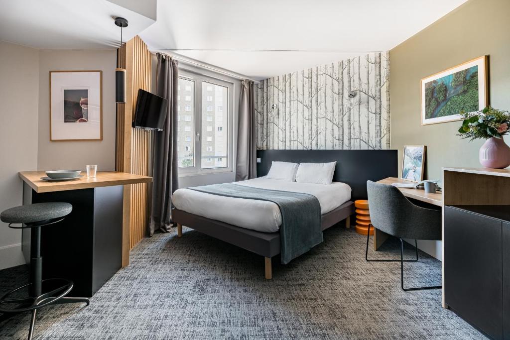 a hotel room with a bed and a desk at Le Parc 42 Saint-Etienne in Saint-Étienne