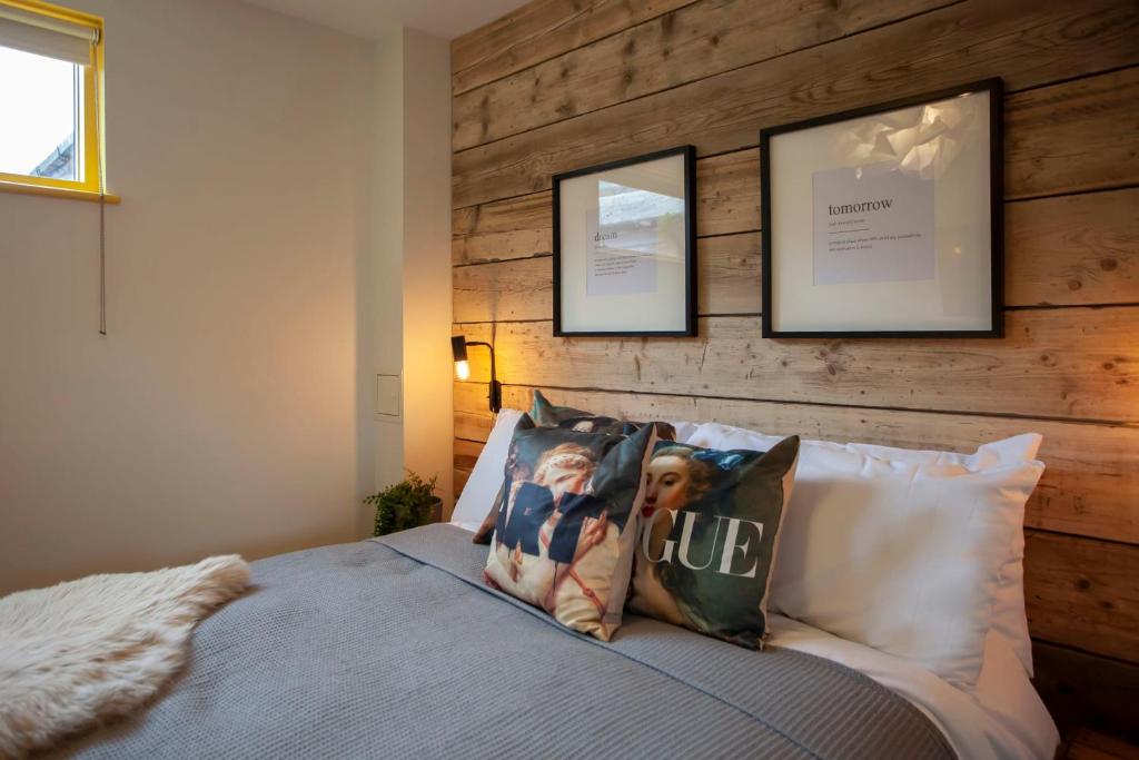 ein Schlafzimmer mit einem Bett mit zwei Bildern darauf in der Unterkunft higgihaus Cabot Mews #38 Fantastic Central Location in Bristol