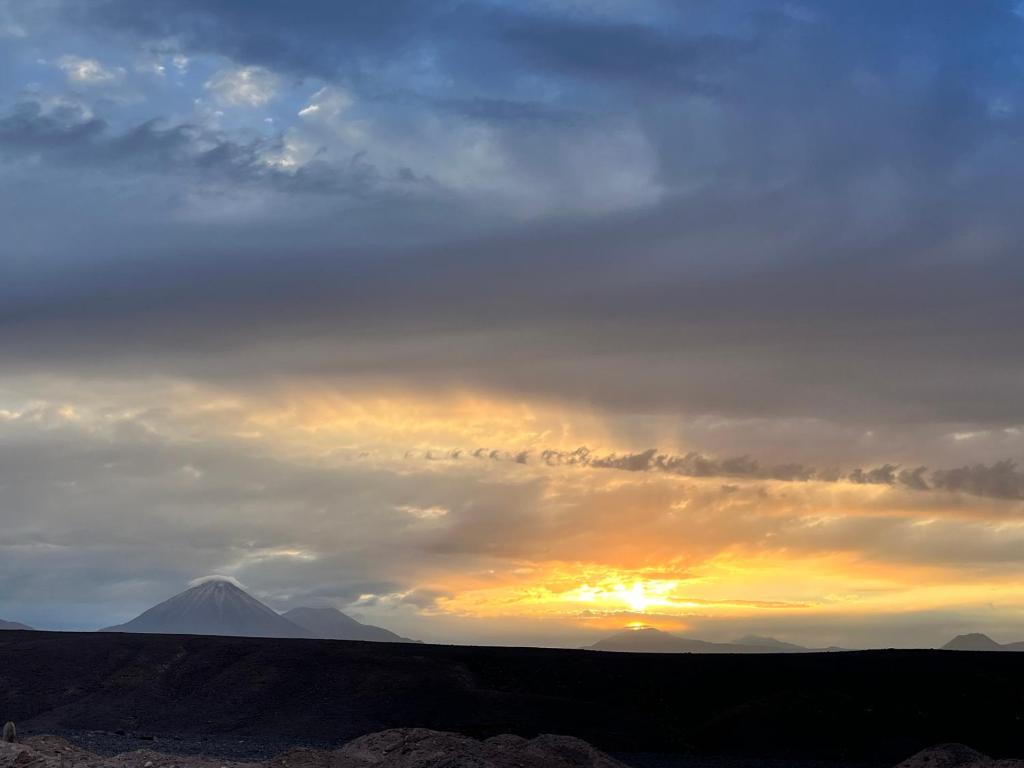 Un ciel nuageux avec le coucher du soleil dans le désert dans l'établissement casa turis, à San Pedro de Atacama