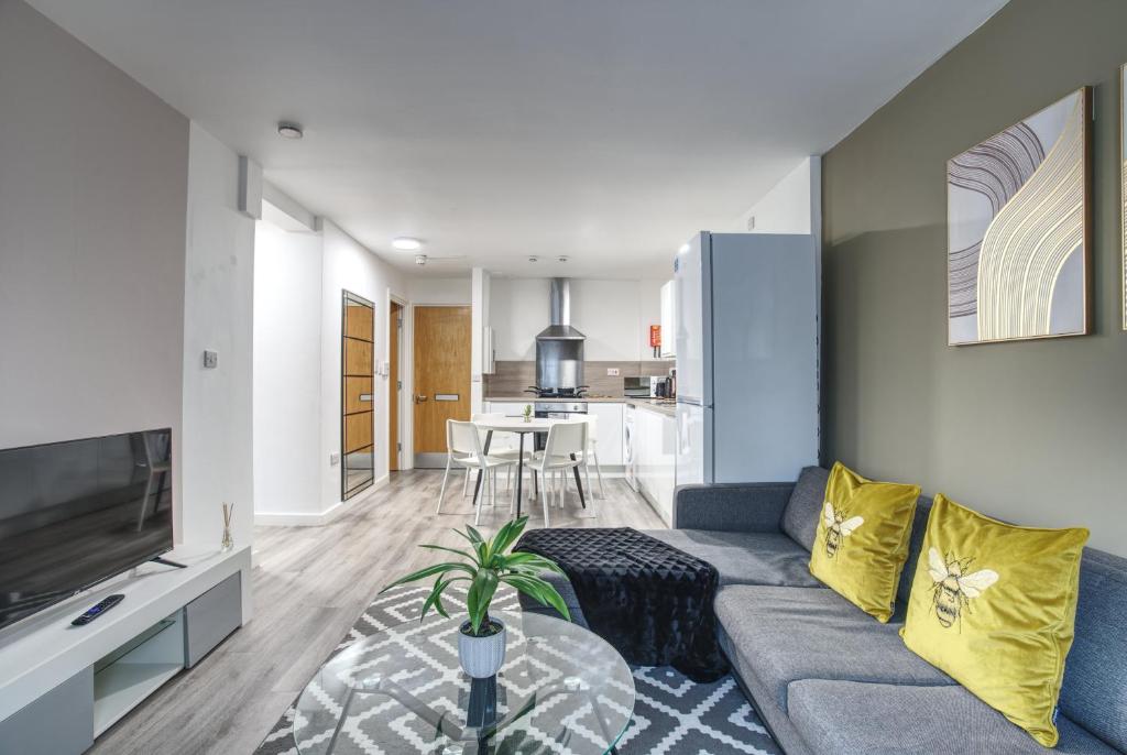 Et opholdsområde på #24 Phoenix Court By DerBnB, Modern 2 Bedroom Apartment, Wi-Fi, Netflix & Within Walking Distance Of The City Centre