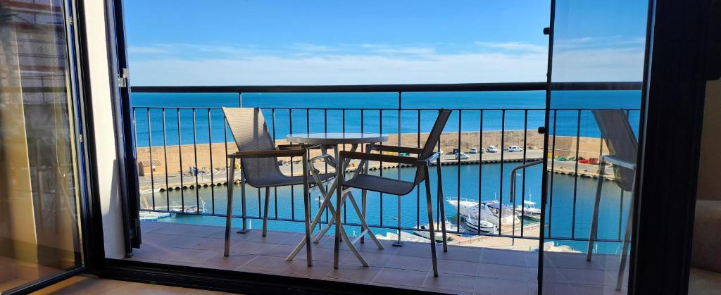 a balcony with a table and a view of the beach at Bella vista in L'Ametlla de Mar