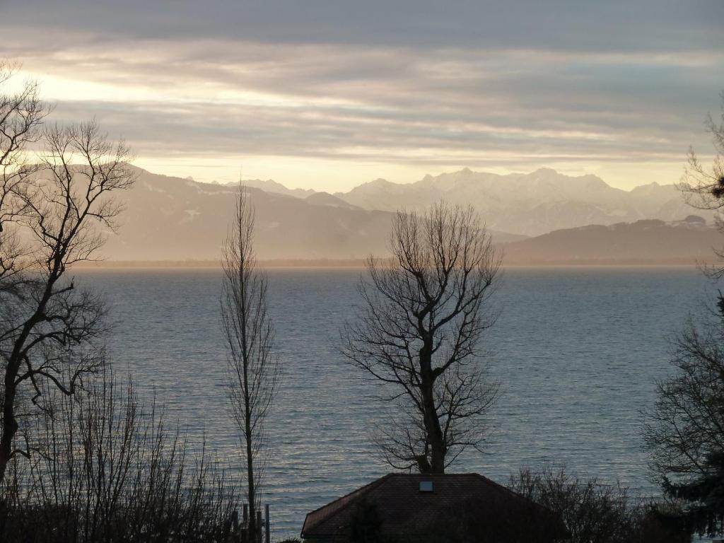 - une vue sur une grande étendue d'eau avec des montagnes dans l'établissement Haus Wörle, à Nonnenhorn