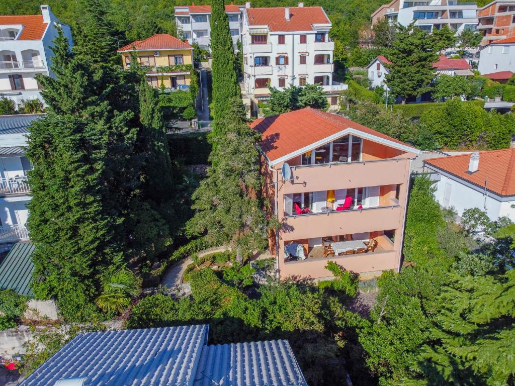 uma vista aérea de uma casa numa cidade em Villa Monticello Crikvenica, 200m from sea with rome garden em Dramalj