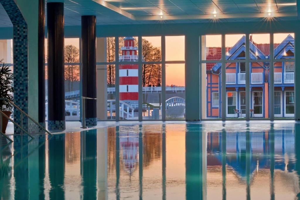 Der Swimmingpool an oder in der Nähe von Precise Resort Hafendorf Rheinsberg