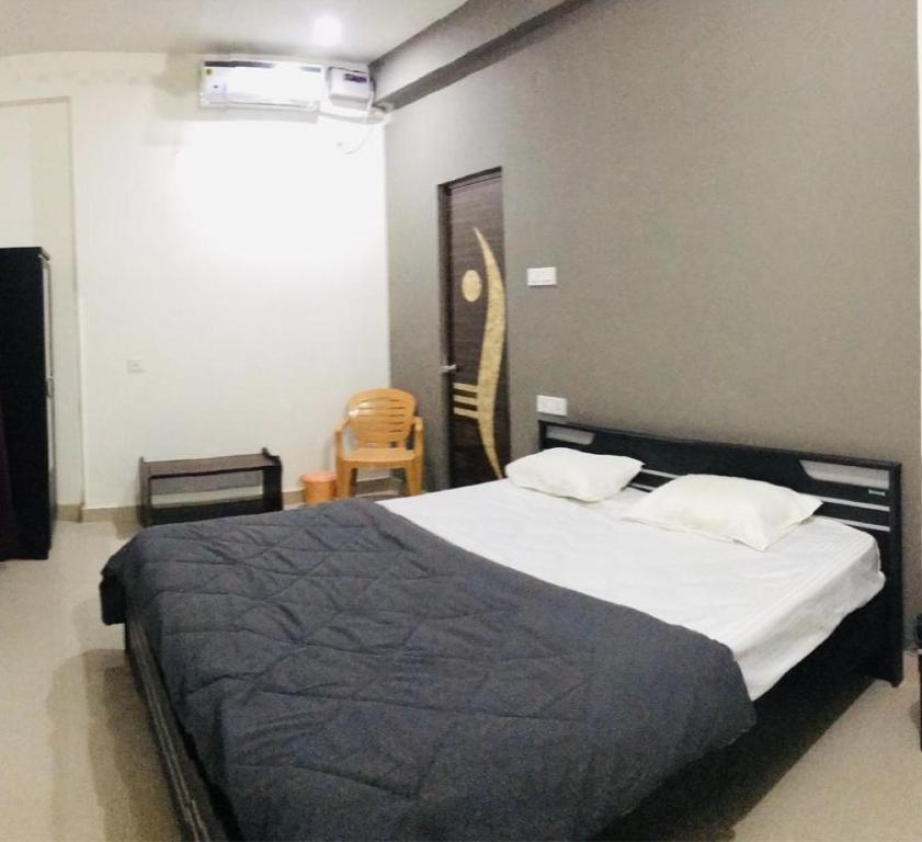 Een bed of bedden in een kamer bij Hotel Alka Palace