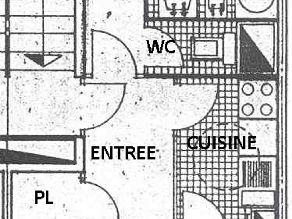 a black and white drawing of a floor plan at Appartement La Plagne, 3 pièces, 6 personnes - FR-1-455-54 in La Plagne