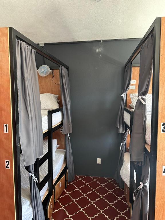 Hostal Amaya - Cama En Dormitorios Mixtos De 4 Camas