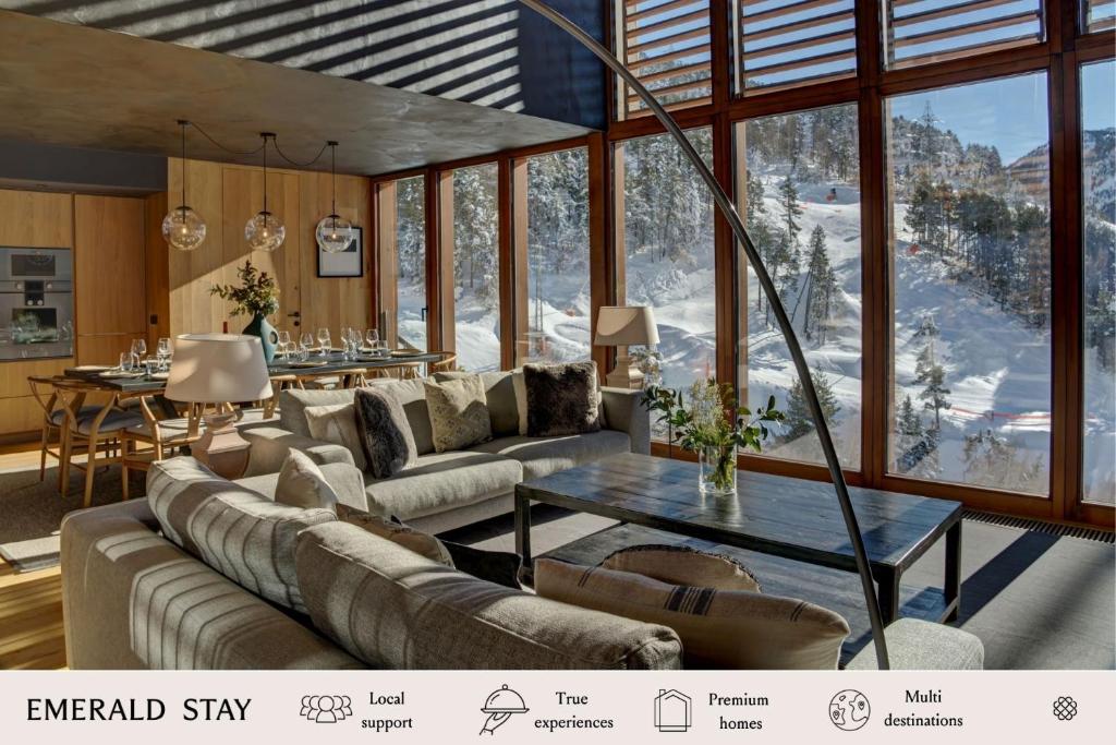 sala de estar con sofá y mesa en Chalet Enza Baqueira - By EMERALD STAY en Baqueira Beret