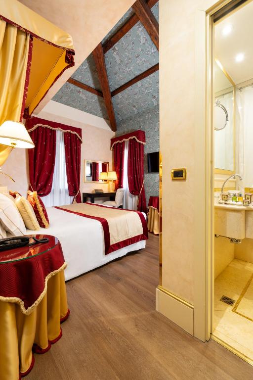 Katil atau katil-katil dalam bilik di Hotel A La Commedia