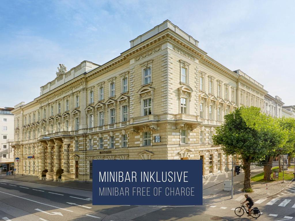 un grande edificio con un cartello di fronte di HYPERION Hotel Salzburg a Salisburgo