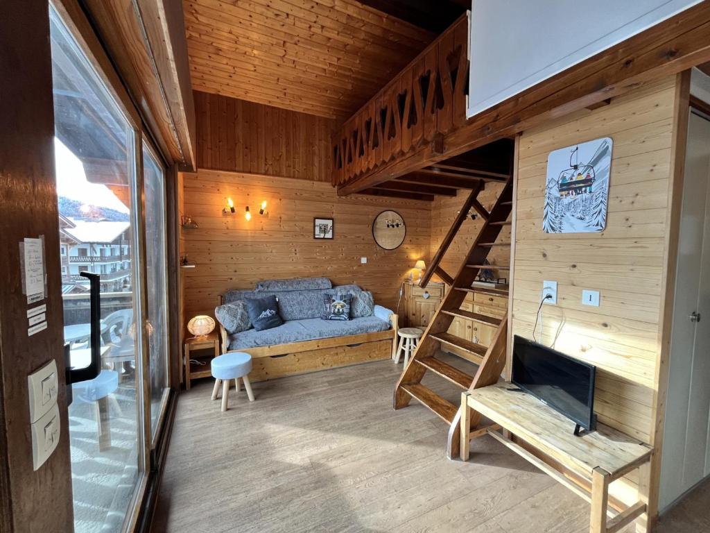une chambre avec un lit superposé et un escalier dans l'établissement Studio cosy aux Gets, proche télécabines, balcon exposé Sud-Ouest, idéal pour 4 personnes - FR-1-671-63, aux Gets