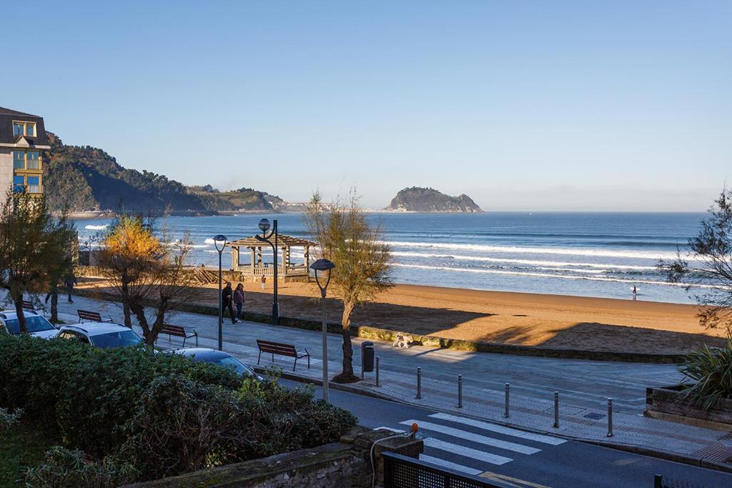 uma vista para a praia e para o oceano em Pensión Zarauz Playa em Zarautz