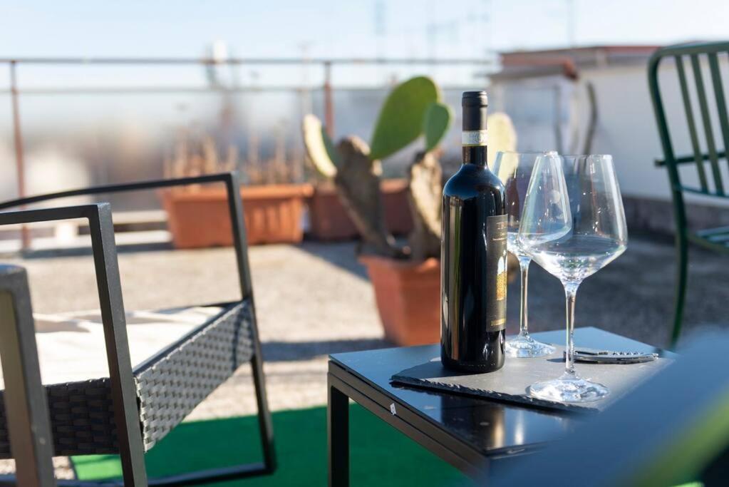 eine Flasche Wein auf einem Tisch mit zwei Gläsern in der Unterkunft Appartamento con Incantevole Terrazza in Rom
