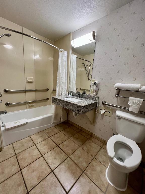 Quality Inn & Suites Near University photo