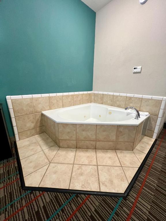Quality Inn & Suites Near University - King Room Met Bubbelbad - Toegankelijk/niet Roken