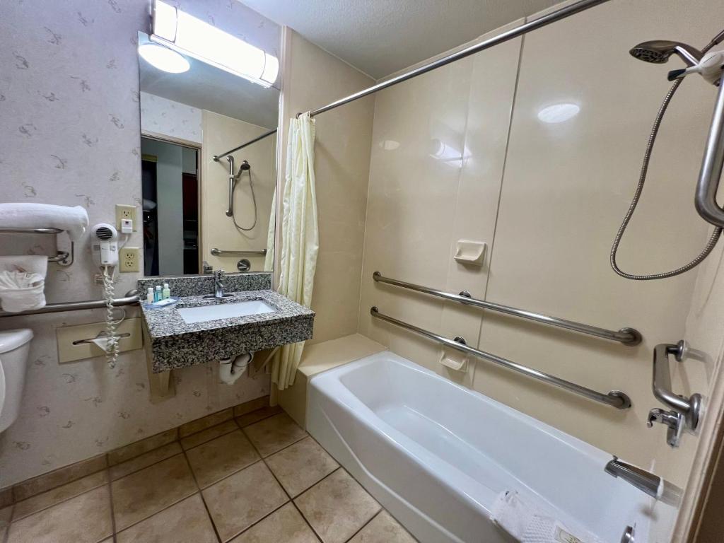 Quality Inn & Suites Near University - Queen Suite - Accessible / Non-fumeur