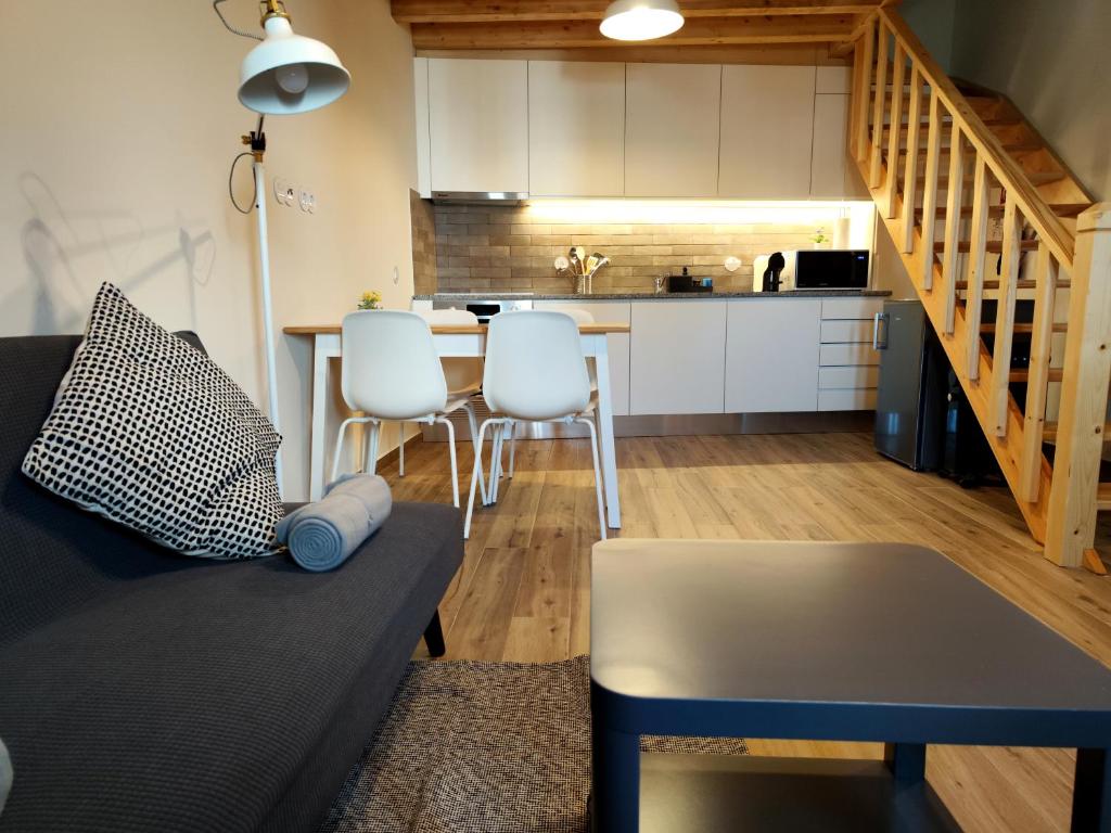 uma sala de estar com um sofá e uma cozinha em Casa Nº7 - Vila de Óbidos em Óbidos
