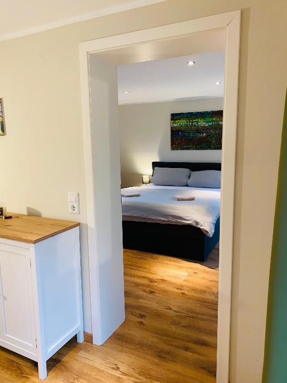 Postel nebo postele na pokoji v ubytování Appartements am alten Bahnhof in Fehrbellin Check in mit Schlüsselbox