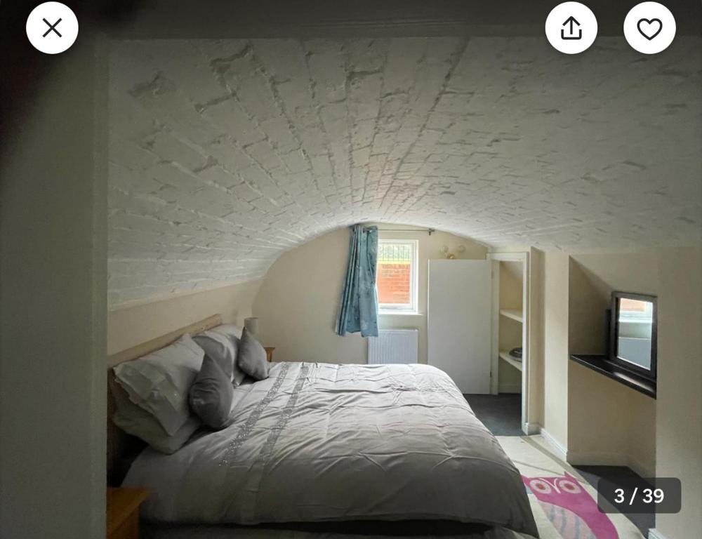 sypialnia z łóżkiem i białym sufitem w obiekcie 1 Hatton house 2 bedroom 2 bathroom spacious basement flat w mieście Newark-on-Trent