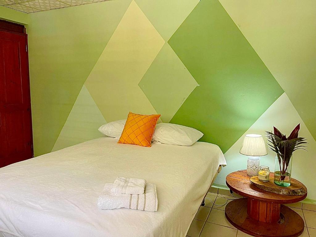 - une chambre avec un lit, des serviettes et une table dans l'établissement Home 99, à San Mateo
