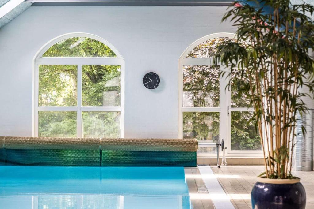 Bazén v ubytování Hotel Scheelsminde nebo v jeho okolí