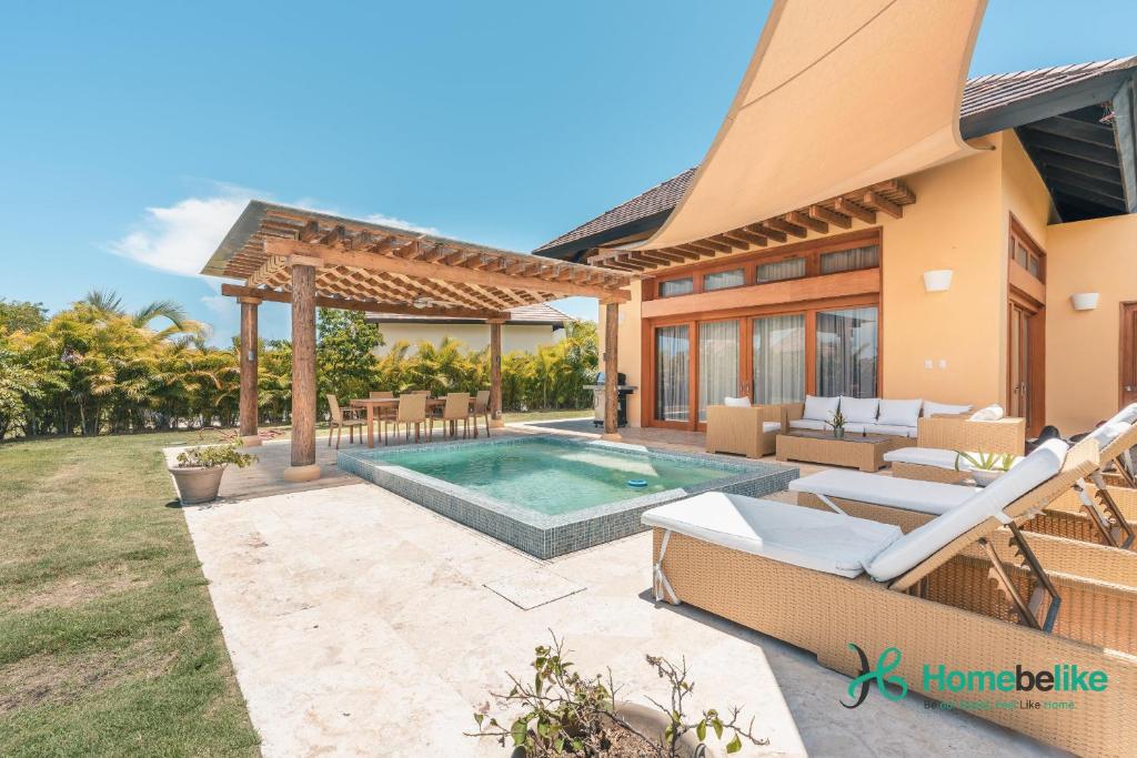 un patio trasero con piscina y una casa en Full of life! Green Village w private pool 28A en Punta Cana