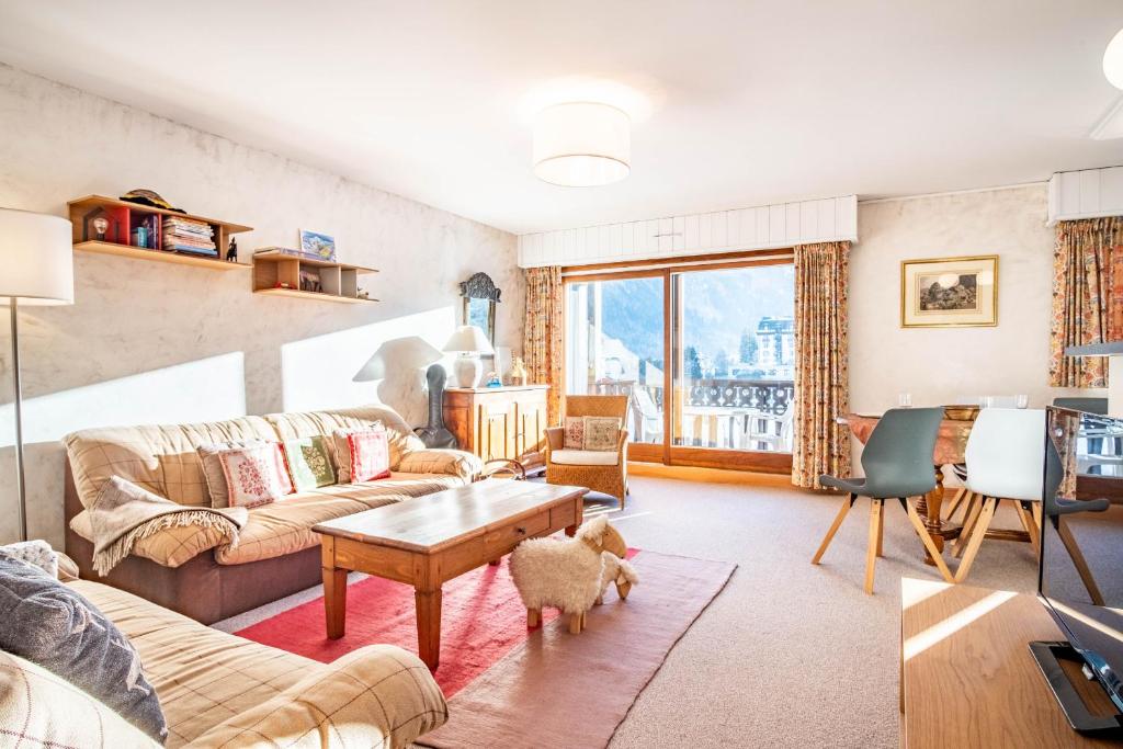 un salon avec un canapé et une table dans l'établissement Le Savoy 2 - Pied des pistes - Centre, à Chamonix-Mont-Blanc