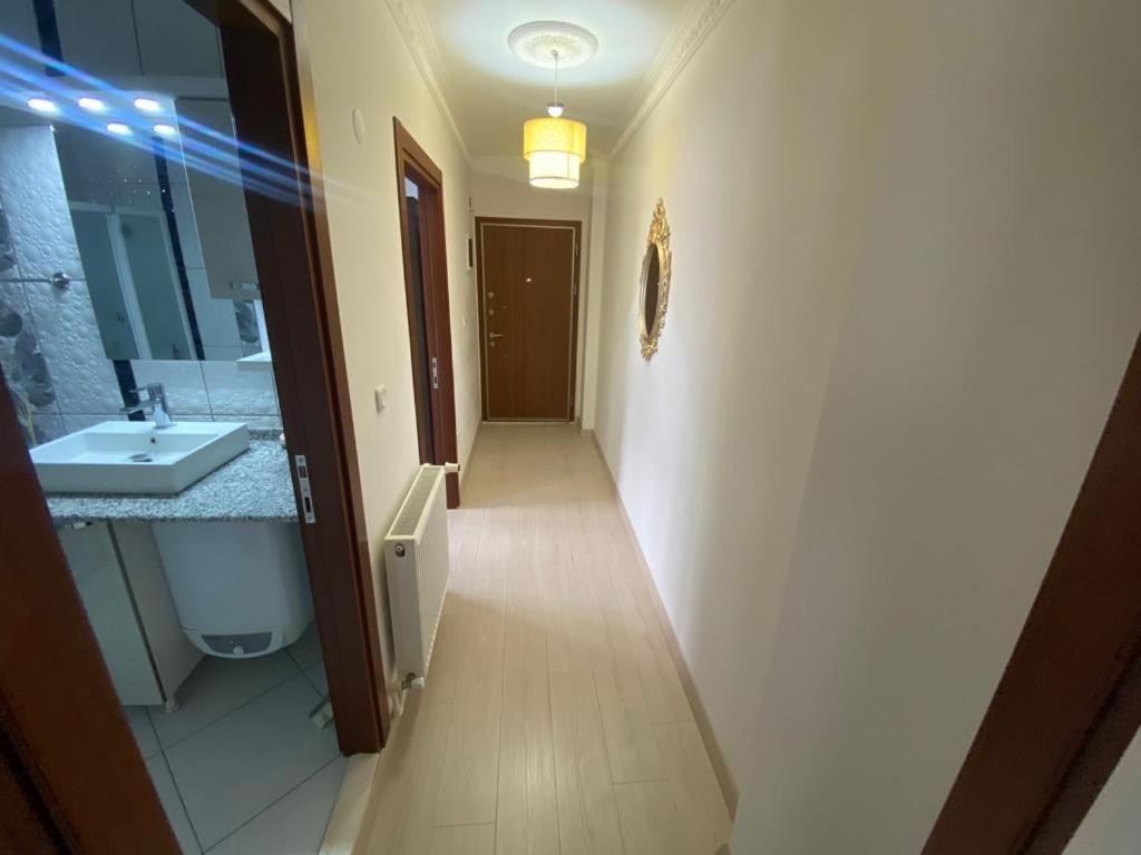 een hal van een badkamer met een wastafel en een toilet bij Daire in Didim