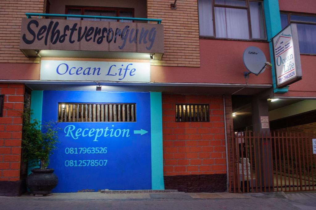 uma loja em frente a um restaurante de vida marinha com uma placa em OceanLife Accommodation Luderitz em Lüderitz