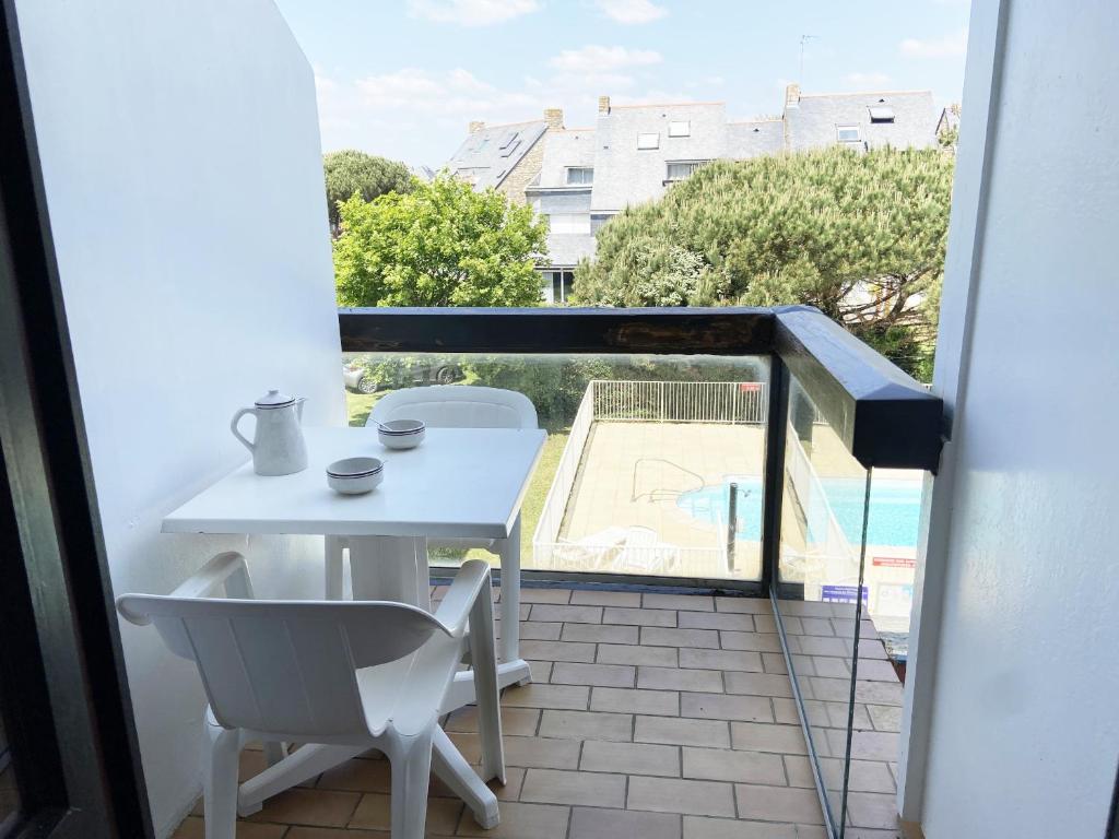 En balkon eller terrasse på BLEUE OCEANE - Studio, Piscine commune - U65