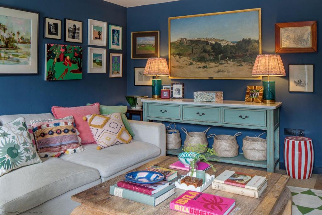 uma sala de estar com um sofá e uma mesa em Gilboa House em Malmesbury