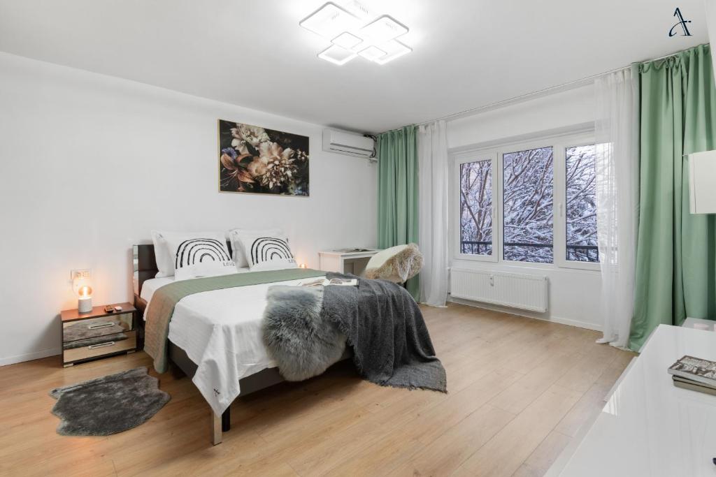 1 dormitorio con cama, cortinas verdes y ventana en Rody Studio, en Bucarest
