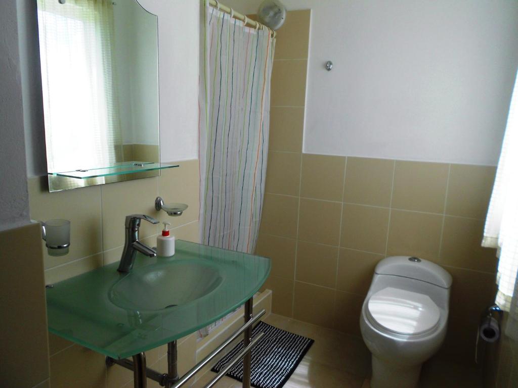 bagno con lavandino e servizi igienici di Maggy's House a La Romana