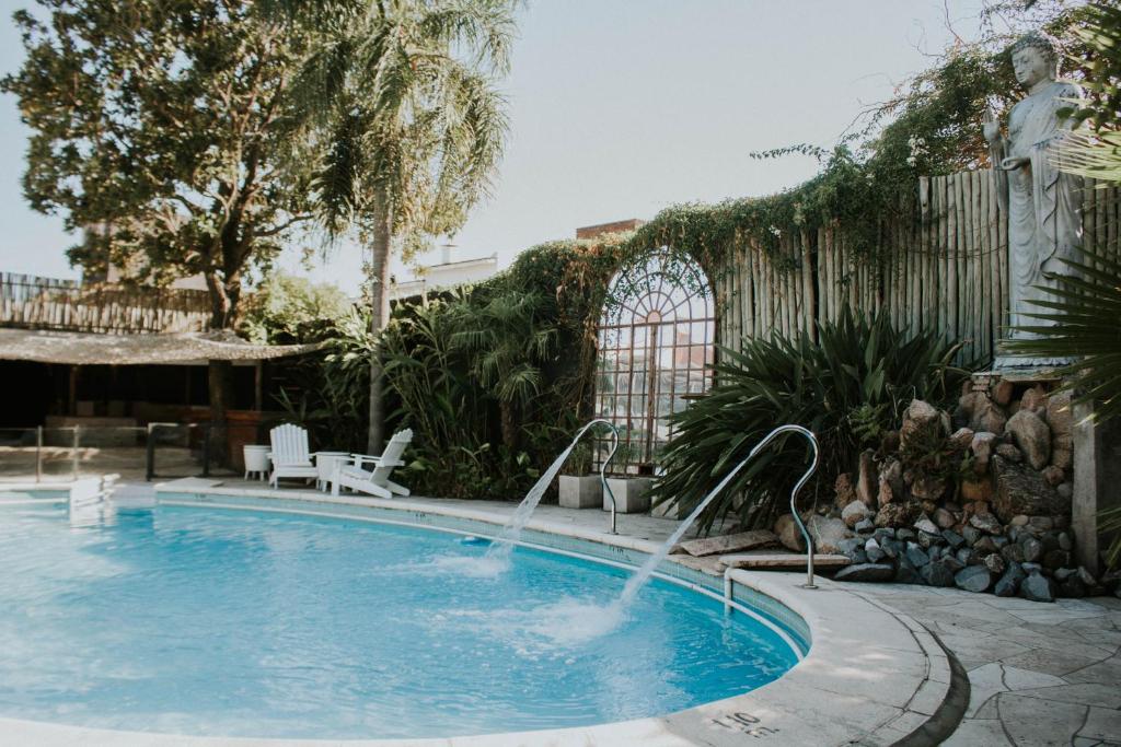 una piscina con una fuente en un patio en Casa Onas Hotel Boutique Córdoba en Córdoba