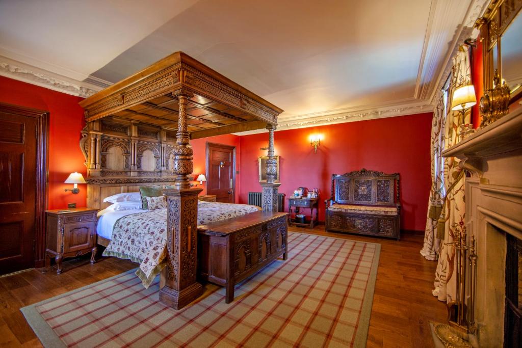 Postel nebo postele na pokoji v ubytování Barcaldine Castle