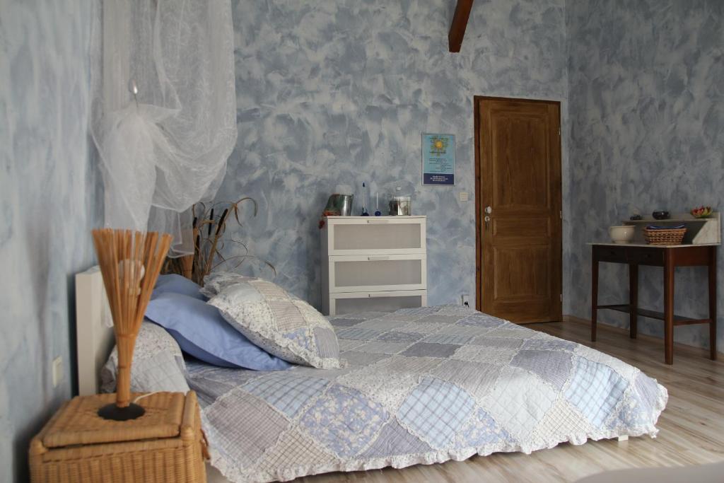 Postel nebo postele na pokoji v ubytování Chambre d'Hôtes Le Moulin d'Encor