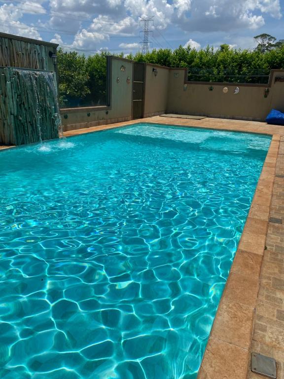 uma piscina com água azul em Chácara Recanto Wonne em Trindade