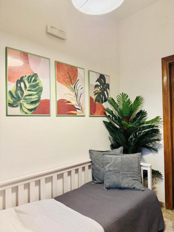 sypialnia z czterema obrazami na ścianie w obiekcie la casa di Lilly w mieście Cassino