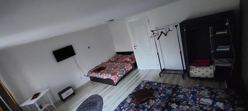Un dormitorio pequeño con dos camas y un armario. en Prima Casa, en Oradea
