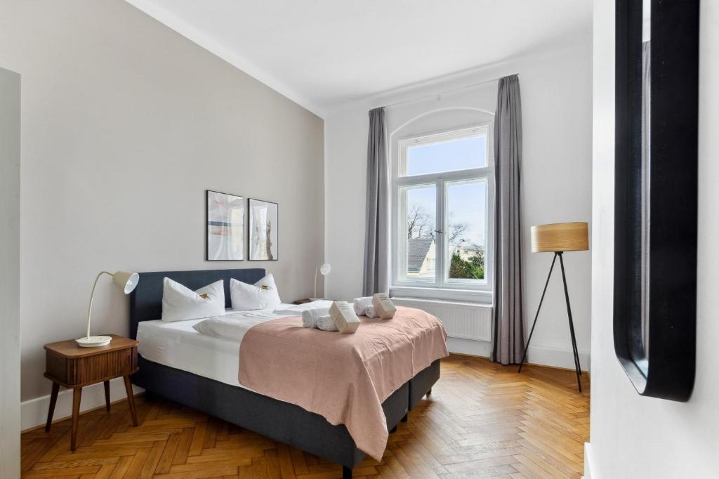 a bedroom with a bed and a window at limehome Dresden Antonstraße in Dresden