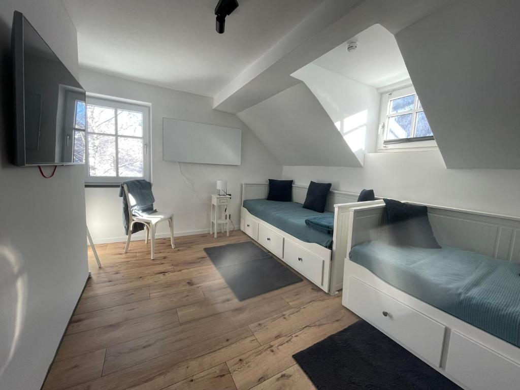 RangersdorfにあるDas schräge Häuslの小さなベッドルーム(ベッド2台、デスク付)