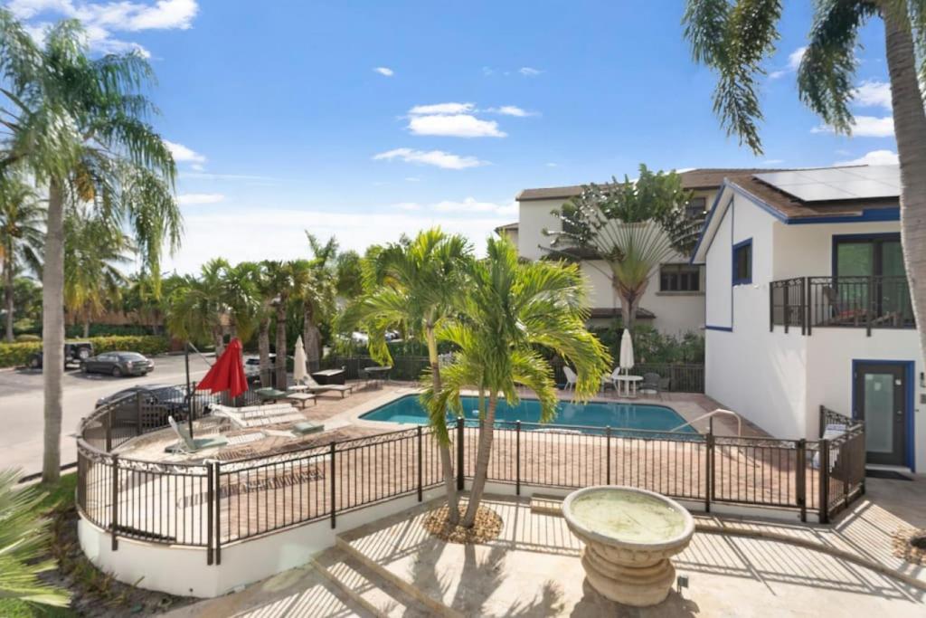 une villa avec une piscine et des palmiers dans l'établissement 111 Unit 8 Waterfront home with Boat rentals available, à Fort Lauderdale