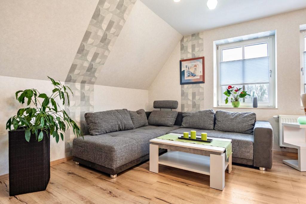 - un salon avec un canapé et une table dans l'établissement Ferienwohnung Dornhege, à Borken