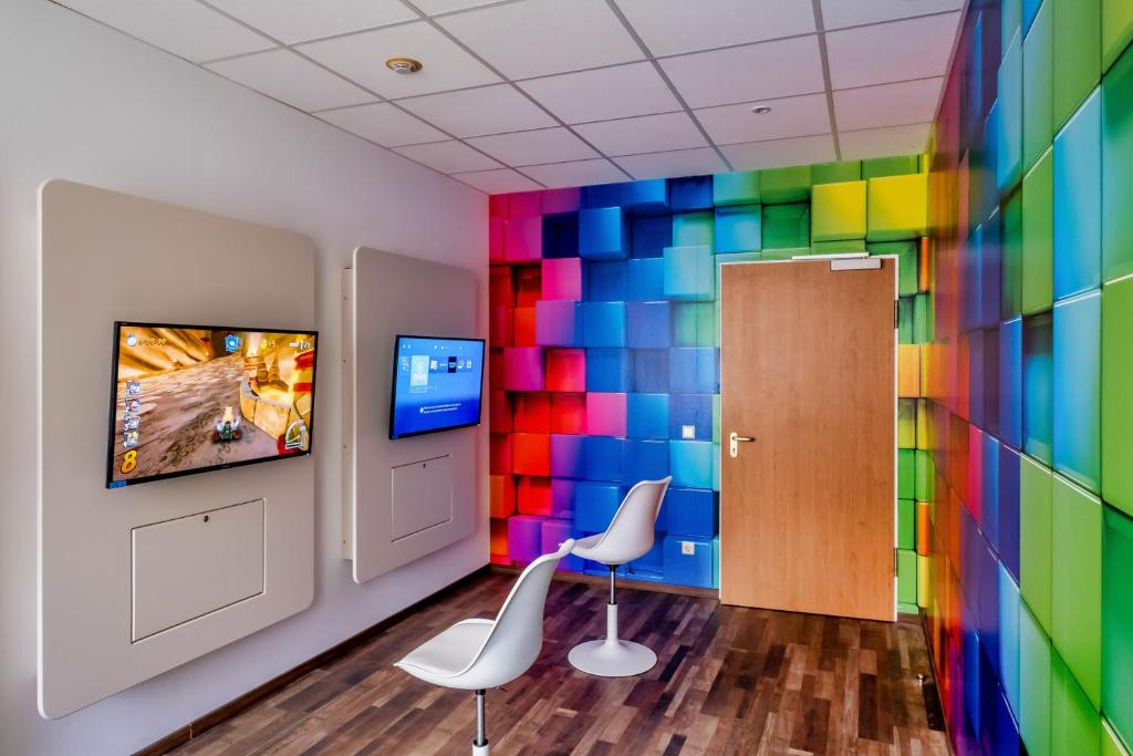 TV a/nebo společenská místnost v ubytování Precise Resort Rügen Apartments & SPLASH Erlebniswelt