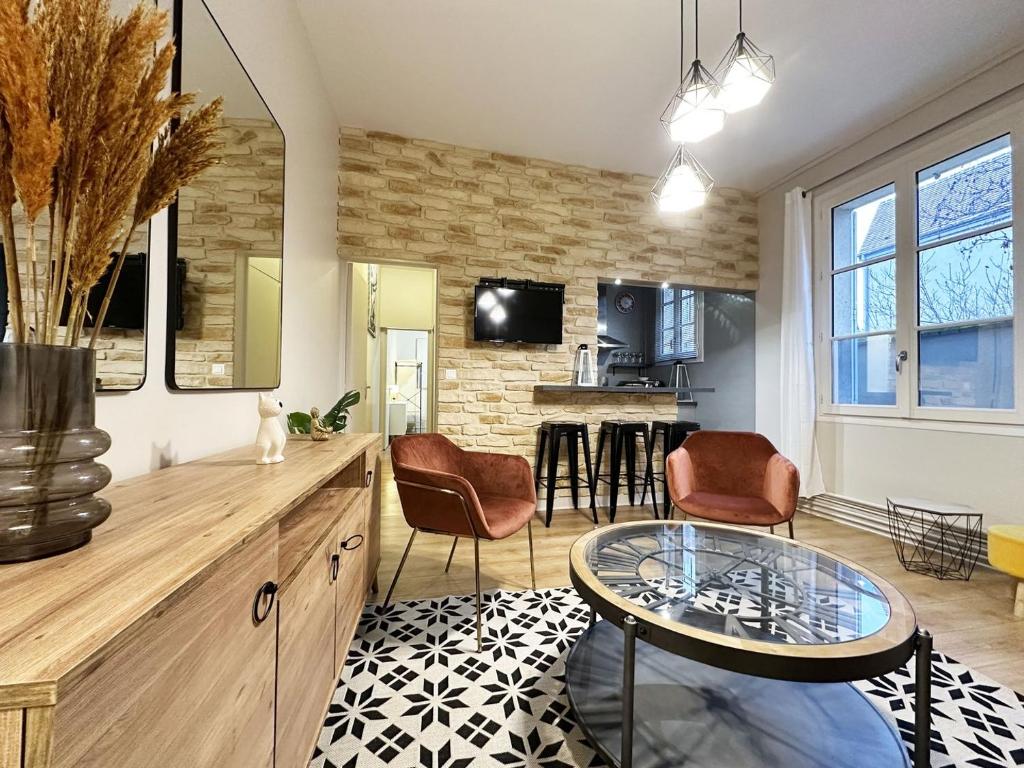 un salon avec une table et quelques chaises dans l'établissement Le Saint Julien - City center - Self-entrance, à Chartres